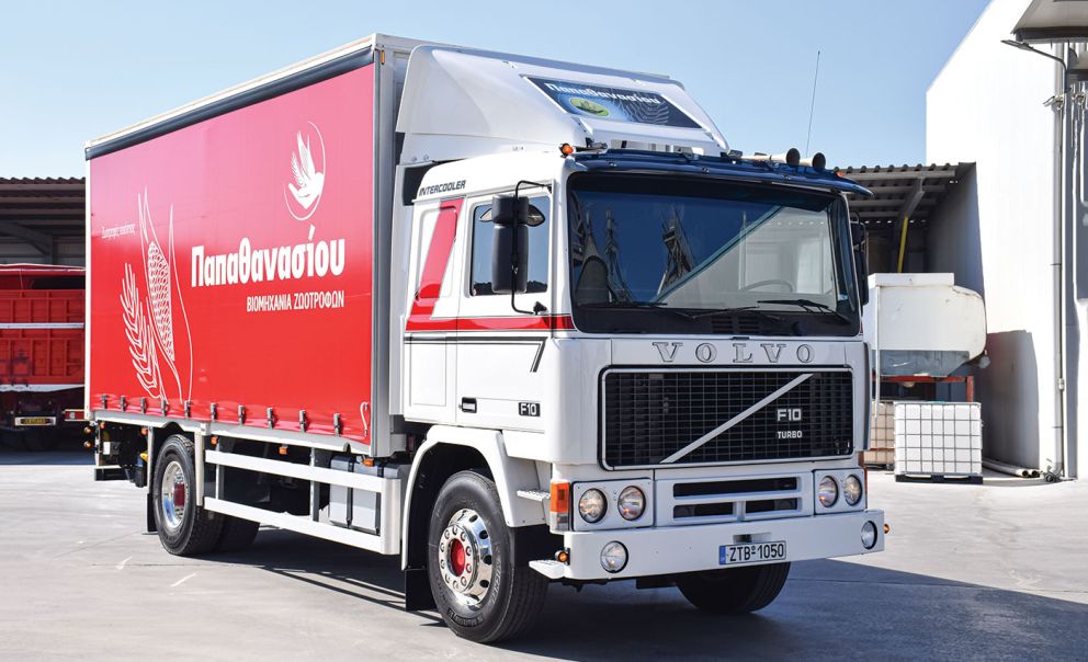 Το διαξονικό Volvo F 10 της εταιρείας Παπαθανασίου στα Μέγαρα. 