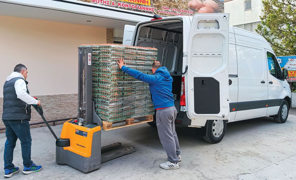 Φορτώνοντας αυγά στις εγκαταστάσεις της εταιρείας Αυγά Κοντογιάννης. 