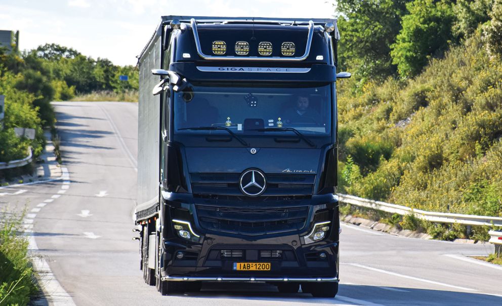 Το πρόσφατο απόκτημα της εταιρείας G&V Transporting, η οποία έχει στο στόλο της δώδεκα Mercedes-Benz Actros. To επικαθήμενο μεταφέρει διάφορα εμπορεύματα από τα Ιωάννινα στην Αθήνα και εν συνεχεία φορτώνει για την Κέρκυρα.