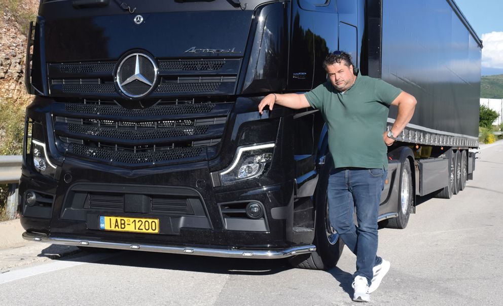 Ο οδηγός του Actros Νικόλαος Χαραλάμπους με μεγάλη εμπειρία στο χώρο της μεταφοράς από το 1999. 
