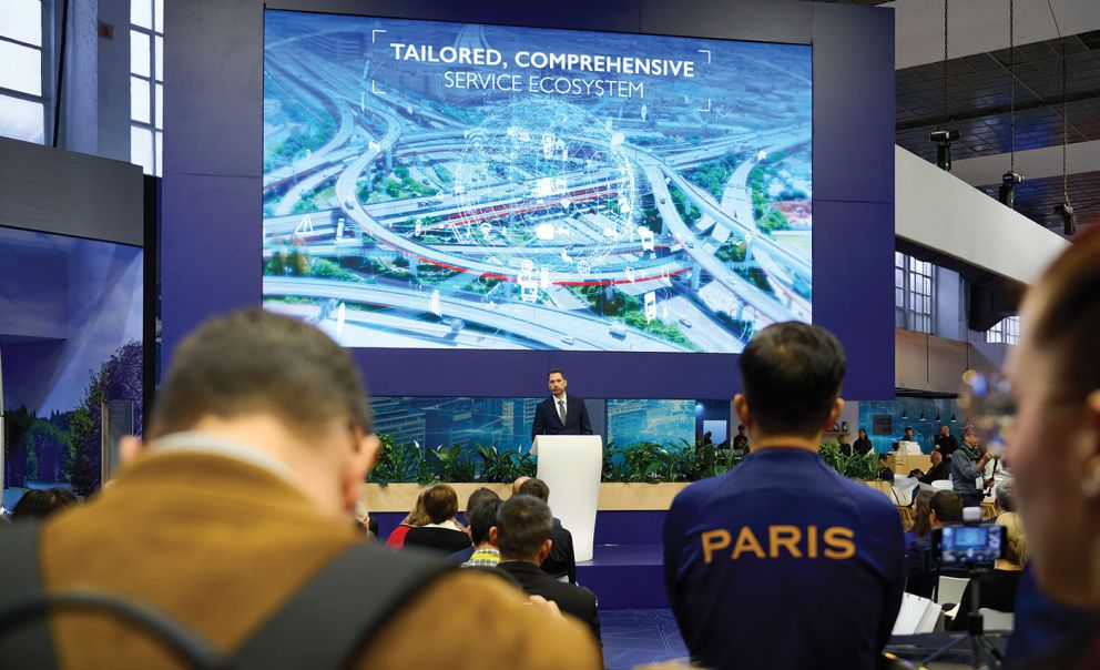 Ο Πέτρος Σπινάρης στη συνέντευξη Τύπου της Iveco Bus στις Βρυξέλλες αναλύει στους δημοσιογράφους τη στρατηγική και τις υπηρεσίες προς τους πελάτες της εταιρείας