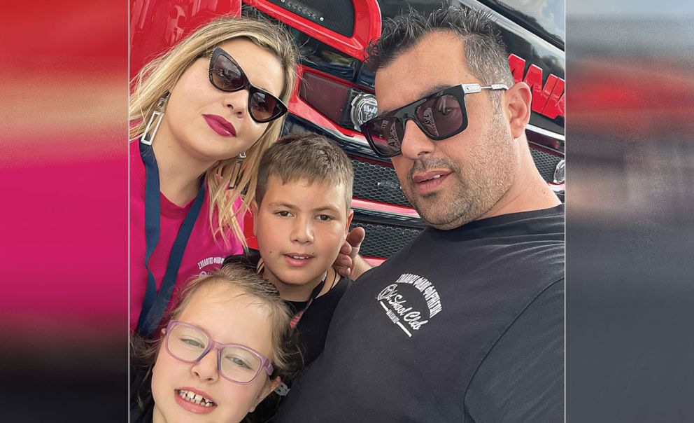 Ο Νίκος Ανοιξάς με την οικογένειά του τον οποίο ευχαριστούμε για το φωτογραφικό υλικό που μας έστειλε.