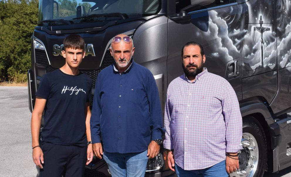 Ο Μπάμπης Σαββίδης (μέση) με το γιο του Κωνσταντίνο και τον υπεύθυνο στόλου της εταιρείας Γιώργο Παραστατίδη. 