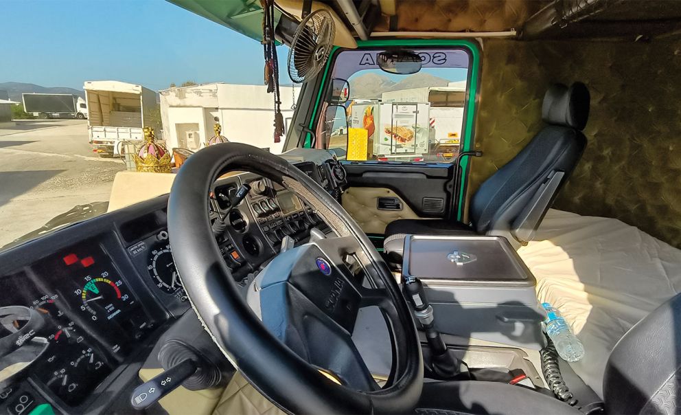 Περιποιημένη καμπίνα με επενδύσεις.