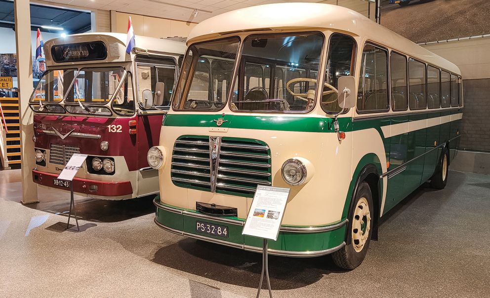 Δεξιά το B 1500 C-533 και δίπλα του το ΤΒ 160 DD. Να σημειώσουμε ότι η DAF δεν κατασκεύασε εξ ολοκλήρου πούλμαν ή λεωφορείο, ωστόσο, το σασί τους χρησιμοποιούσε η Bova.