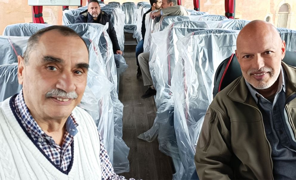 «Επιλέξαμε τα συγκεκριμένα πούλμαν γιατί συγκαταλέγονται στα πλέον σύγχρονα και ισχυρά μοντέλα της αγοράς», τονίζει ο  κ. Ιάκωβος Χονδράκης (δεξιά) στη συνέντευξή του στον Μανώλη Αγριμανάκη. Στη φωτό, σ’ ένα από τα δέκα καινούργια λεωφορεία, όπου τα καθίσματα είναι ακόμη καλυμμένα με νάιλον.