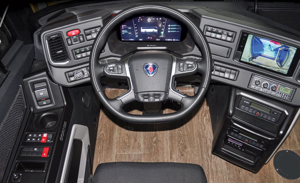 Νέο τιμόνι και νέο ταμπλό Scania. Μοντέρνο, λειτουργικό κόκπιτ, εργονομικά τέλειο, που χαρίζει στον οδηγό ταξίδια άνετα και  ξεκούραστα.