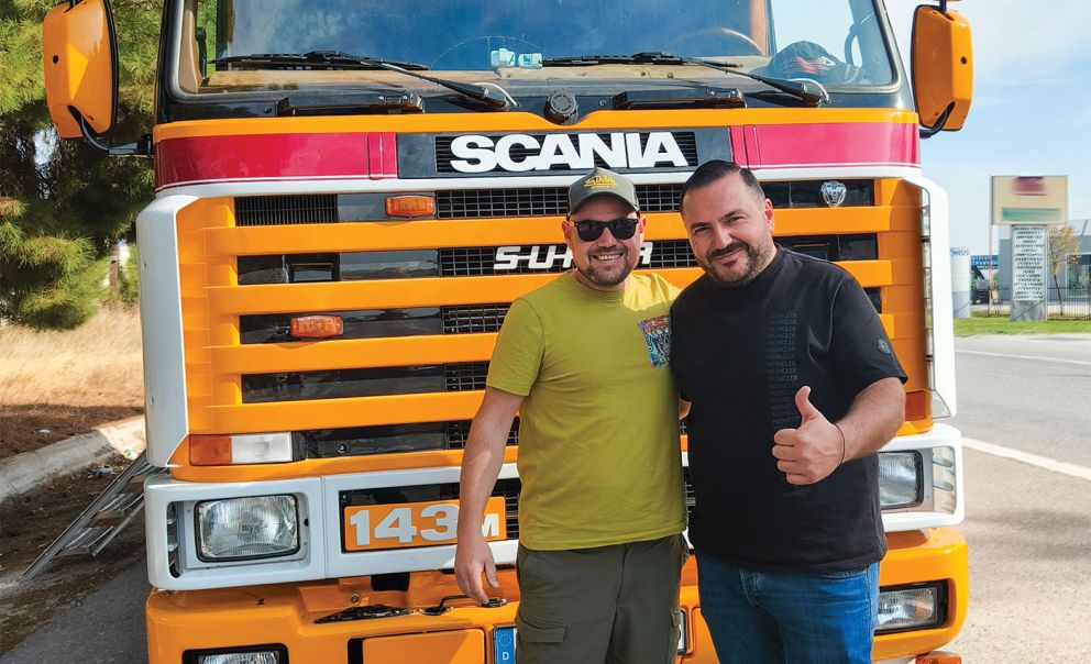 Ο ιδιοκτήτης του φορτηγού Gregory Ulrich με τον Θοδωρή Θωμαΐδη ο οποίος επιμελήθηκε τις βελτιώσεις του (δεξιά).