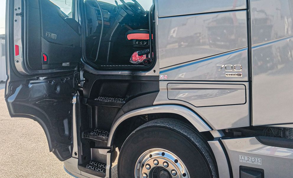 Η πρόσβαση στο εσωτερικό της καμπίνας γίνεται από τρία σκαλοπάτια τα οποία έχουν ίση απόσταση μεταξύ τους.