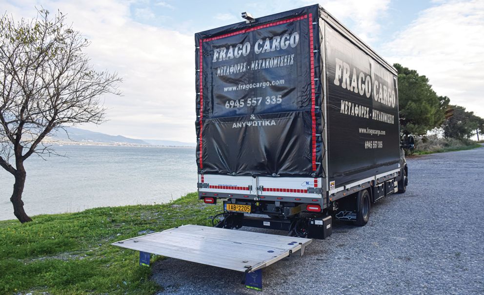 Υδραυλική πόρτα στο πίσω μέρος για την ευκολότερη φόρτωση των εμπορευμάτων. Η υπερκατασκευή έγινε από την εταιρεία Πάρις Κοσκερίδης & ΣΙΑ Ο.Ε.