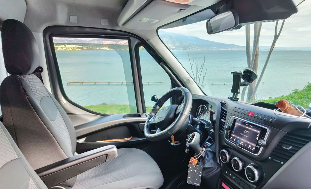 Ο χώρος οδήγησης έχει σχεδιαστεί γύρω από τις ανάγκες του οδηγού με νέα χαρακτηριστικά και λειτουργίες. 