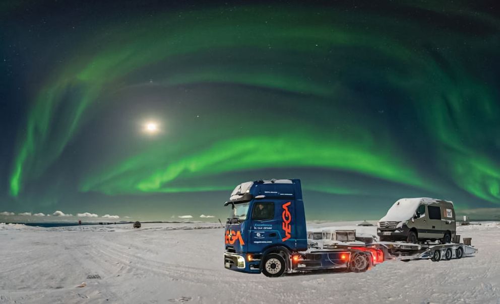 Με φόντο το Βόρειο Σέλας με τις έντονες πράσινες ανταύγειες που διατηρούν το φως και κατά τη διάρκεια της σκανδιναβικής νύχτας.