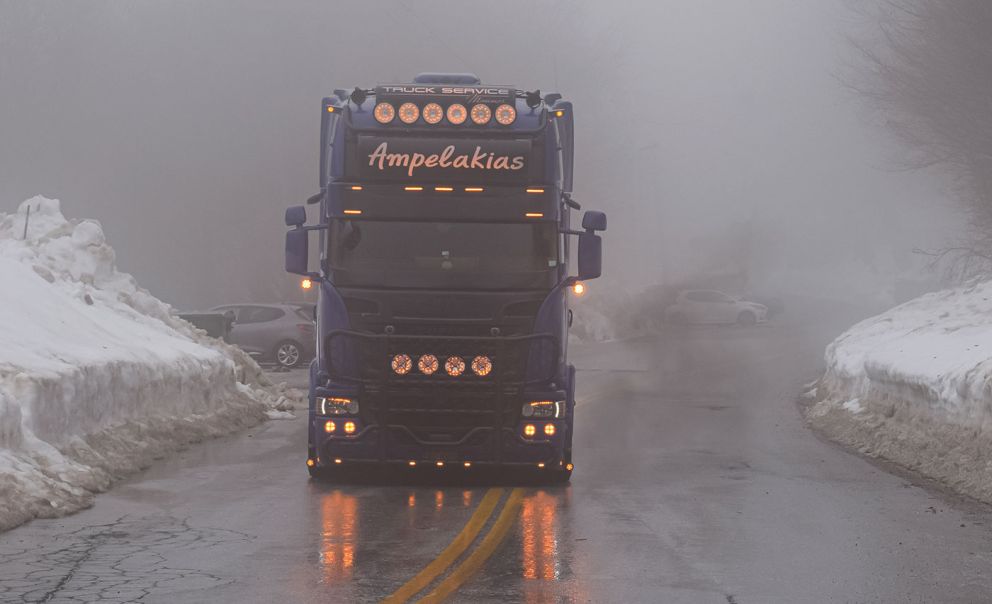 Η ομίχλη μειώνει την ορατότητα, δυσκολεύοντας την οδήγηση. 