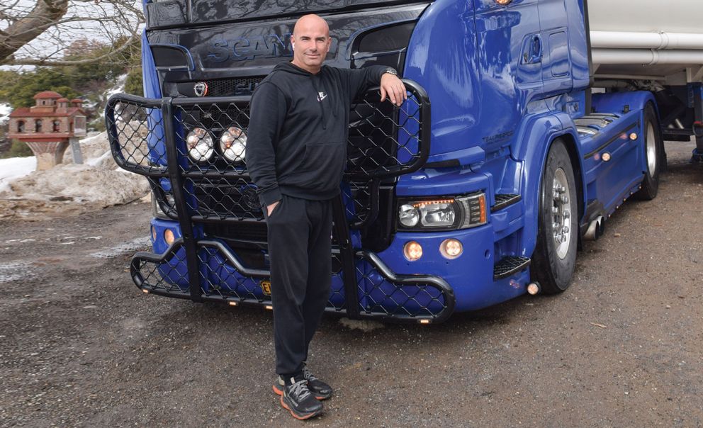 Ο οδηγός του Scania Γιάννης Αλιτζκόλης ο οποίος μετράει αρκετά χρόνια εμπειρίας στη μεταφορά καυσίμων. 