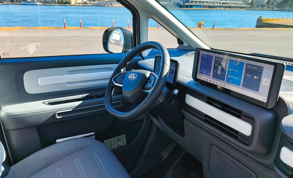 Από την κεντρική οθόνη 12,3 ιντσών ο οδηγός αποκτάει πρόσβαση σε όλες τις λειτουργίες του οχήματος. Βέβαια θα θέλαμε διακόπτες για τις πιο απαραίτητες λειτουργίες (π.χ. κλιματιστικό) για ευκολότερη χρήση.