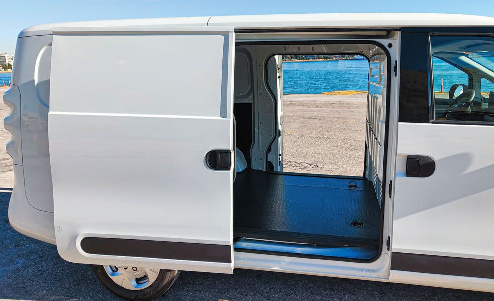 Το άνοιγμα και των δύο πλαϊνών συρόμενων θυρών είναι ιδιαίτερα βολικό για φόρτωση αντικειμένων σε στενούς δρόμους. 