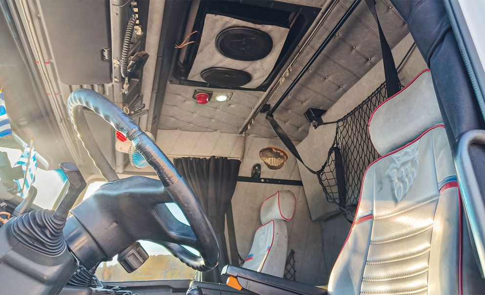 Με επενδύσεις έχει ντυθεί η καμπίνα.