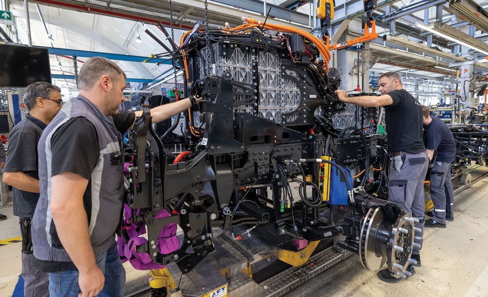 Πάνω από 5.000 εργαζόμενοι έχουν ήδη εκπαιδευτεί στο να δουλεύουν με εξαρτήματα υψηλής τάσης