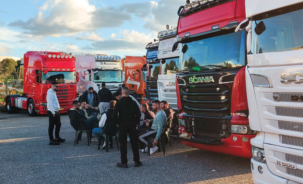 Οι επισκέπτες, οι ιδιοκτήτες των φορτηγών και οι οδηγοί έγιναν όλη μια μεγάλη παρέα. 