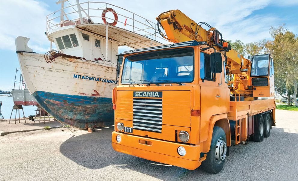 Το Scania αγοράστηκε το 1990 και είναι μοντέλο είναι του 1979.Το 111 με το γερανό εκτελεί καθημερινά εργασίες σε όλη την Αιτωλοακαρνανία.