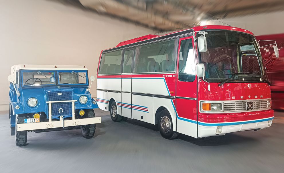 Το Setra S 208 H για μεταφορές τουριστών δίπλα από το Ford F 15 μοντέλο του 1943! 