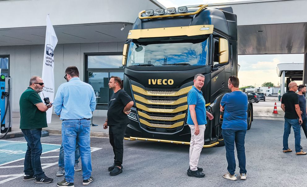 Οι συμμετέχοντες είχαν την ευκαιρία να δουν από κοντά ένα όχημα LNG και να ενημερωθούν αναλυτικά για τα τεχνικά χαρακτηριστικά, την τεχνολογία και τα πλεονεκτήματα που προσφέρει.