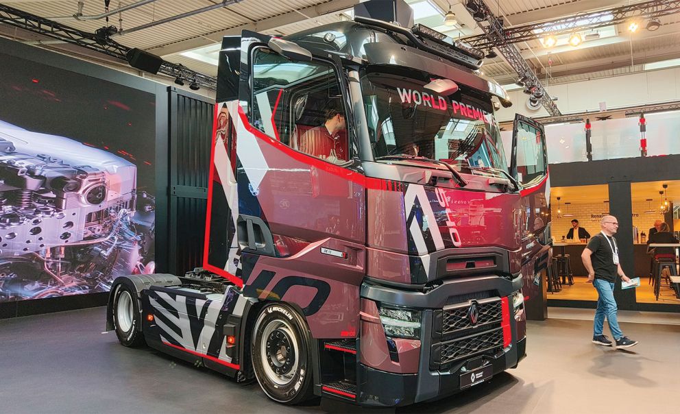 Η Renault Trucks επιδεικνύει ιδιαίτερη τεχνογνωσία στη δημιουργία πλήρως εξατομικευμένων φορτηγών, με επίπεδο φινιρίσματος που παραπέμπει σε ιδιαίτερα ακριβές custom μετατροπές.