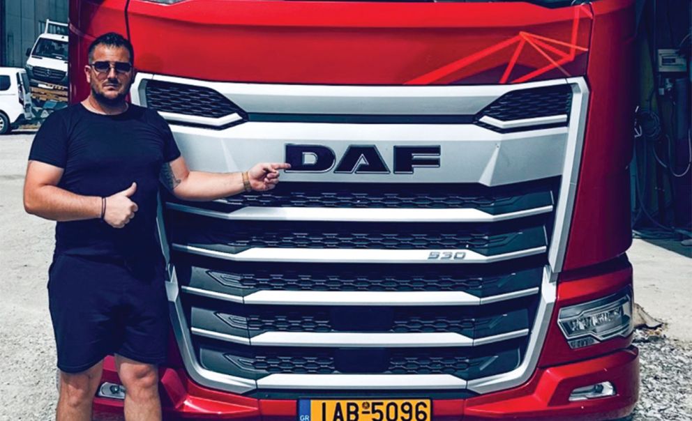 Ο οδηγός του DAF XG+ Βασίλης Αθανασιάς, με αρκετά χρόνια εμπειρίας στην εθνική και διεθνή μεταφορά.