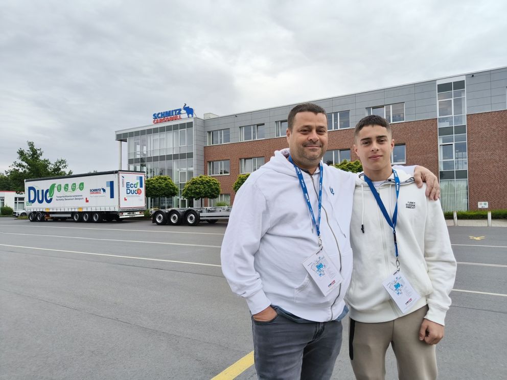 Ο Γιάννης Λιουδάκης με το γιο του Μανώλη οι οποίοι είχαν την ευκαιρία να ξεναγηθούν σε δύο εργοστάσια της Schmitz Cargobull στη Γερμανία.