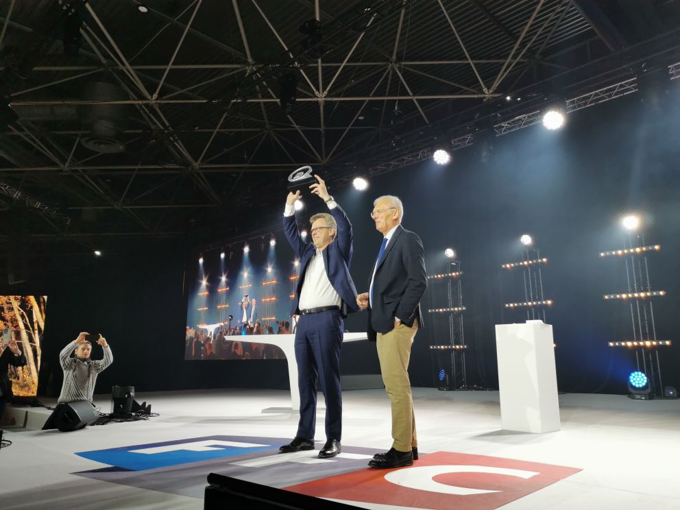 Το βραβείο απονεμήθηκε στον Roger Alm, Πρόεδρο της Volvo Trucks, απονεμήθηκε το σημαντικό βραβείο κατά τη διάρκεια της Solutrans, της μεγάλης έκθεσης επαγγελματικών οχημάτων, στη Λυών της Γαλλίας. 