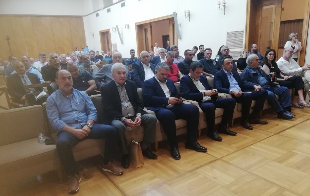 Από έναν Κλάδο με χιλιάδες μέλη και δεκάδες σωματεία, περί τα 40 άτομα βρέθηκαν στην πανελλαδική γενική συνέλευση των σωματείων ΦΔΧ Από έναν Κλάδο με χιλιάδες μέλη και δεκάδες σωματεία, περί τα 40 άτομα βρέθηκαν στην πανελλαδική γενική συνέλευση των σωματείων ΦΔΧ