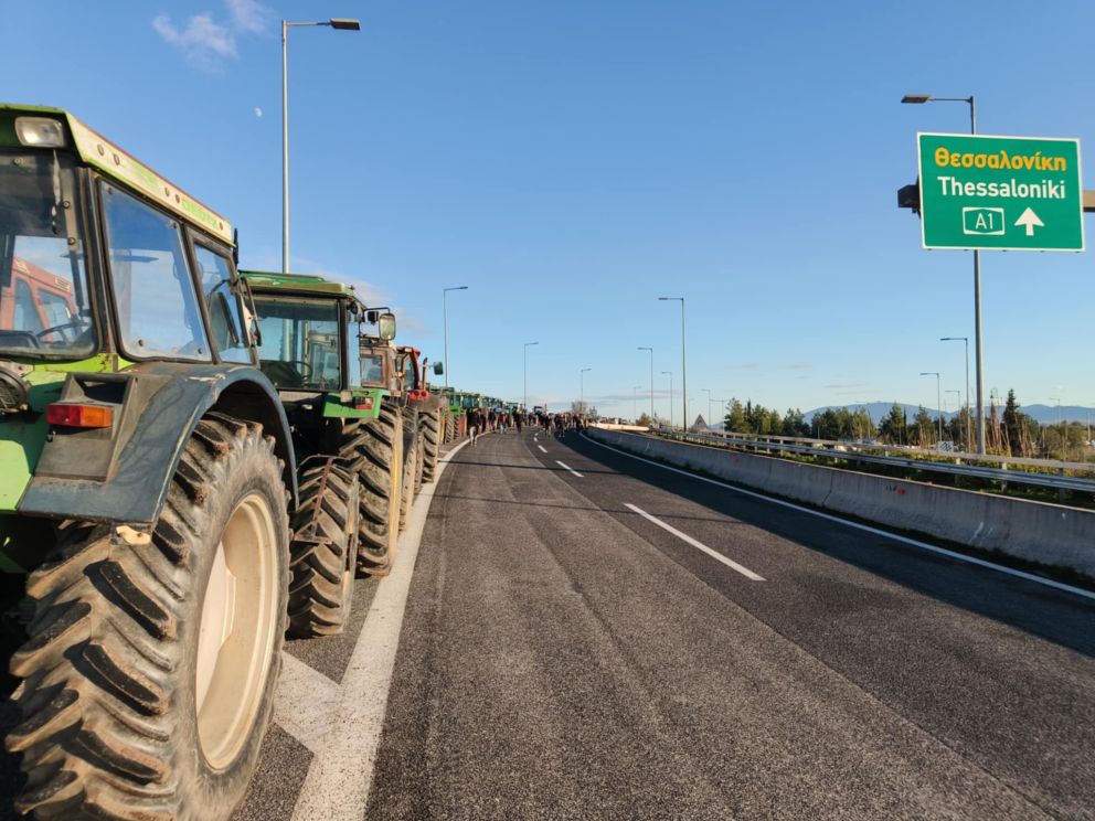 τρακτερ στην εθνική οδό
