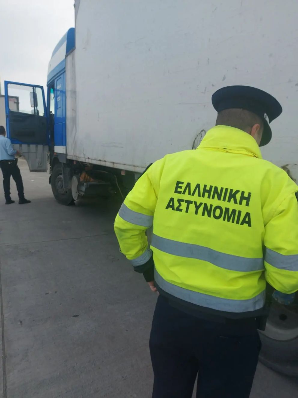 Οι τελωνειακοί μπορούν να απαιτούν και τη συνδρομή της Αστυνομίας. (φωτό: Ελληνική Αστυνομία) Οι τελωνειακοί μπορούν να απαιτούν και τη συνδρομή της Αστυνομίας. (φωτό: Ελληνική Αστυνομία)