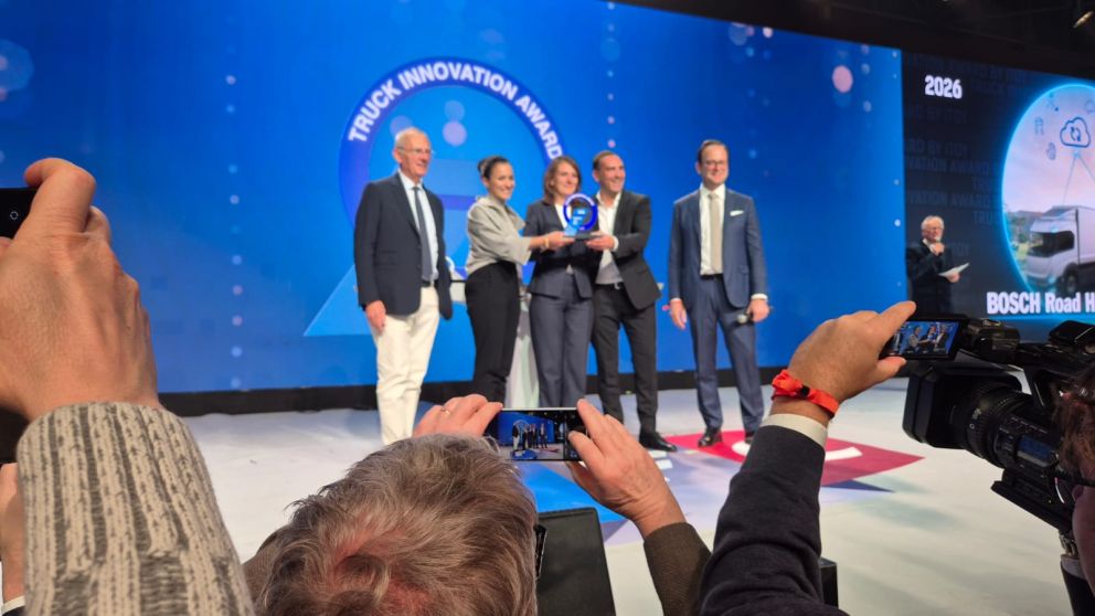 Στελέχη της Bosch παραλαμβάνουν το Βραβείο Καινοτομίας για Φορτηγά 2026 (Truck Innovation Award) για την υπηρεσία Road Hazard Service