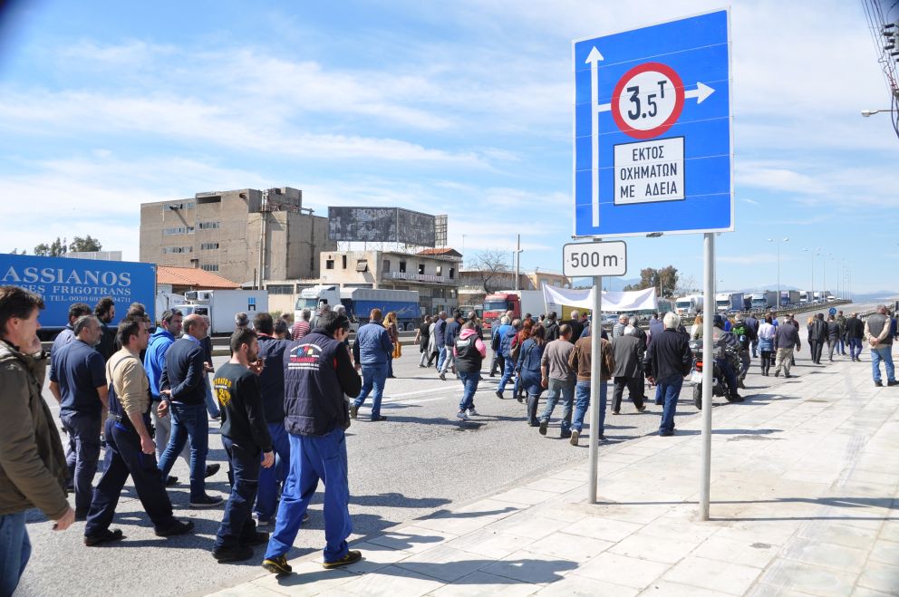 Συνέχεια δόθηκε σήμερα Τρίτη 5 Μαρτίου, στις κινητοποιήσεις που λαμβάνουν χώρα στον Ασπρόπυργο, λόγω της εφαρμογής του νόμου για την απαγόρευση διέλευσης των φορτηγών άνω των 3,5 τόνων στην πόλη.