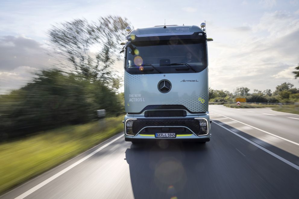 Το ντίζελ Actros L με την ProCabin είναι το ιδανικό όχημα για Μεταφορά μεγάλων αποστάσεων Το ντίζελ Actros L με την ProCabin είναι το ιδανικό όχημα για Μεταφορά μεγάλων αποστάσεων