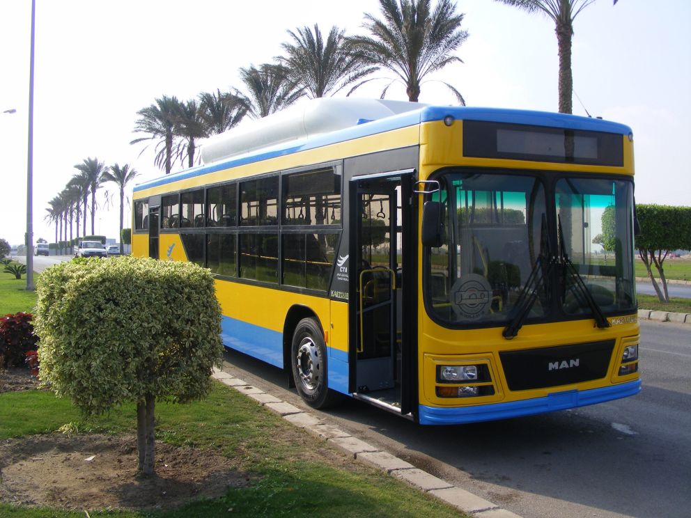 Τα διαξονικά λεωφορεία φυσικού αερίου του Καΐρου, είναι χαμηλής εισόδου και στηρίζονται πάνω στο σασί Α69 της ΜΑΝ. Έχουν τη δυνατότητα μεταφοράς 33 καθήμενων και 67 όρθιων επιβατών.