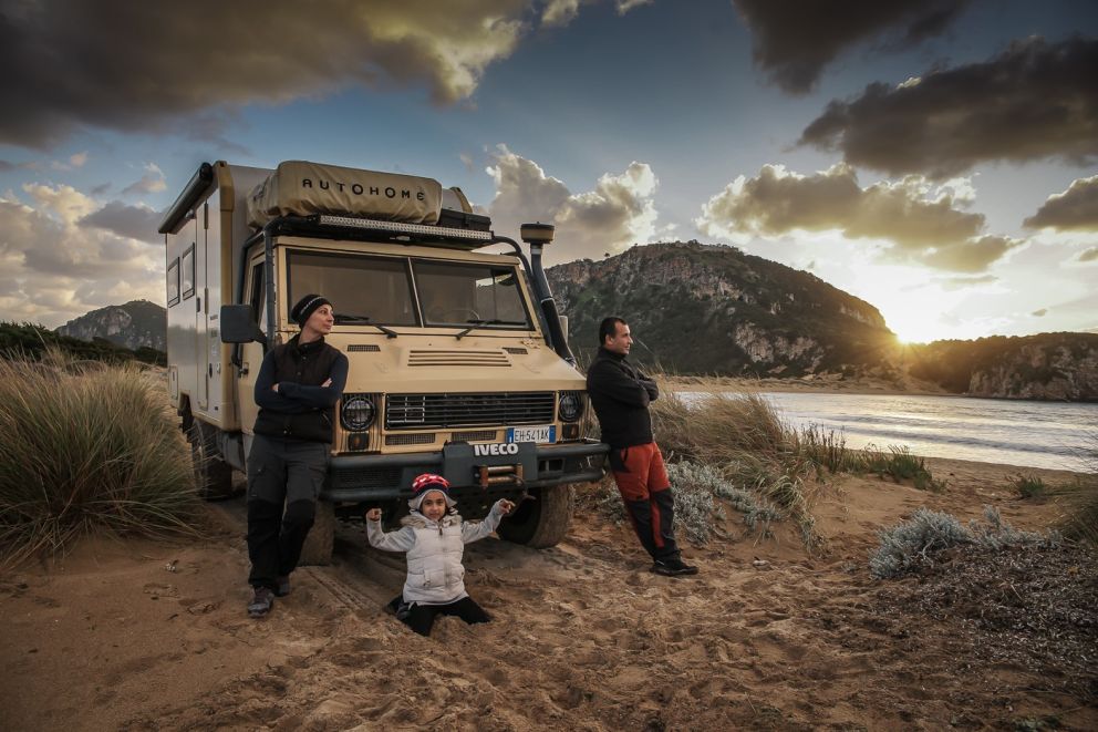Τον γύρο του κόσμου πραγματοποιεί ο δημοσιογράφος αυτοκινήτου και φωτογράφος, κ. Άκης Τεμπερίδης, μαζί με τη σύντροφό του, κα. Βούλα Νέτου και την 7χρονη κόρη τους.