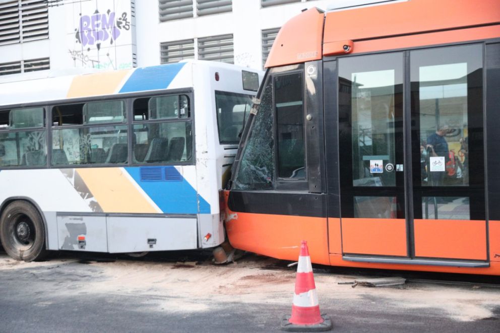 συγκρουση τραμ με λεωφορείο