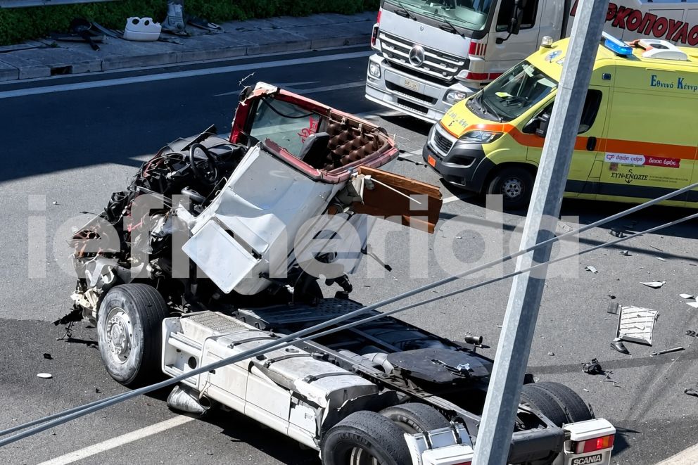 τροχαιο αττικη οδος με φορτηγό
