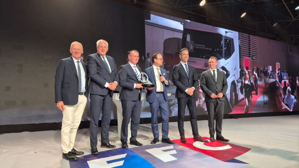 Στελέχη της DAF παραλαμβάνουν το τρόπαιο του Φορτηγού της Χρονιάς