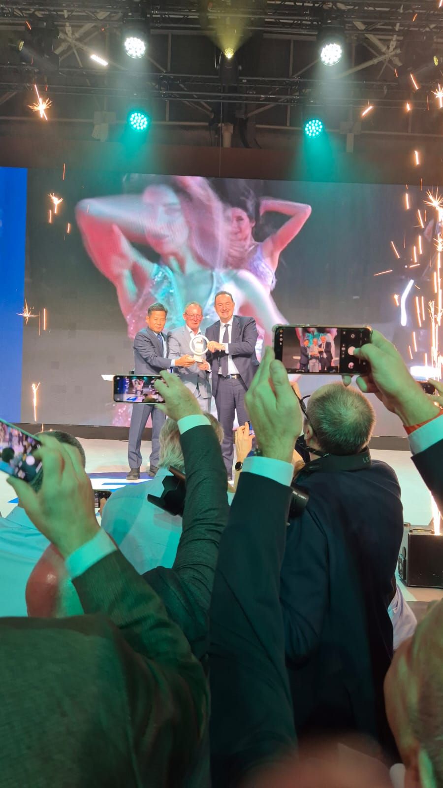 Ο Sangdae Kim, executive vice president της Kia, παραλαμβάνει το τρόπαιο από τον πρόεδρο της Επιτροπής Van of the Year, Jarlath Sweeney, και δίπλα του ο πρόεδρος της Kia Marc Hedrich