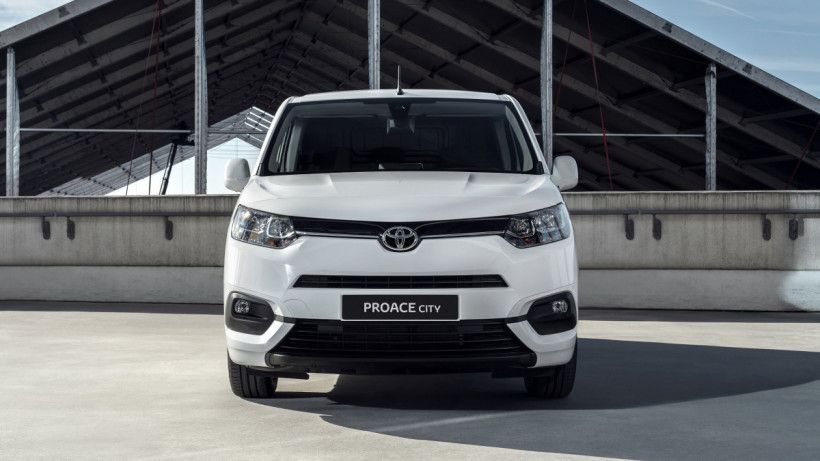 Νέο Toyota PROACE CITY: Ο «ετεροθαλής αδελφός» των van του PSA