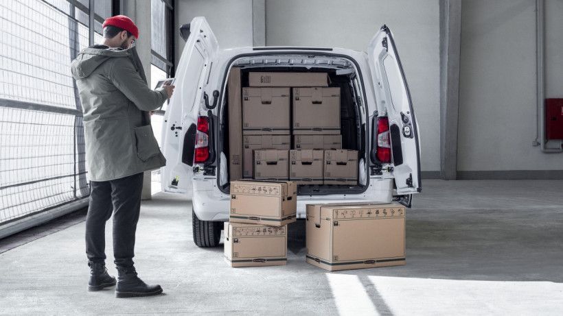 Νέο Toyota PROACE CITY: Ο «ετεροθαλής αδελφός» των van του PSA