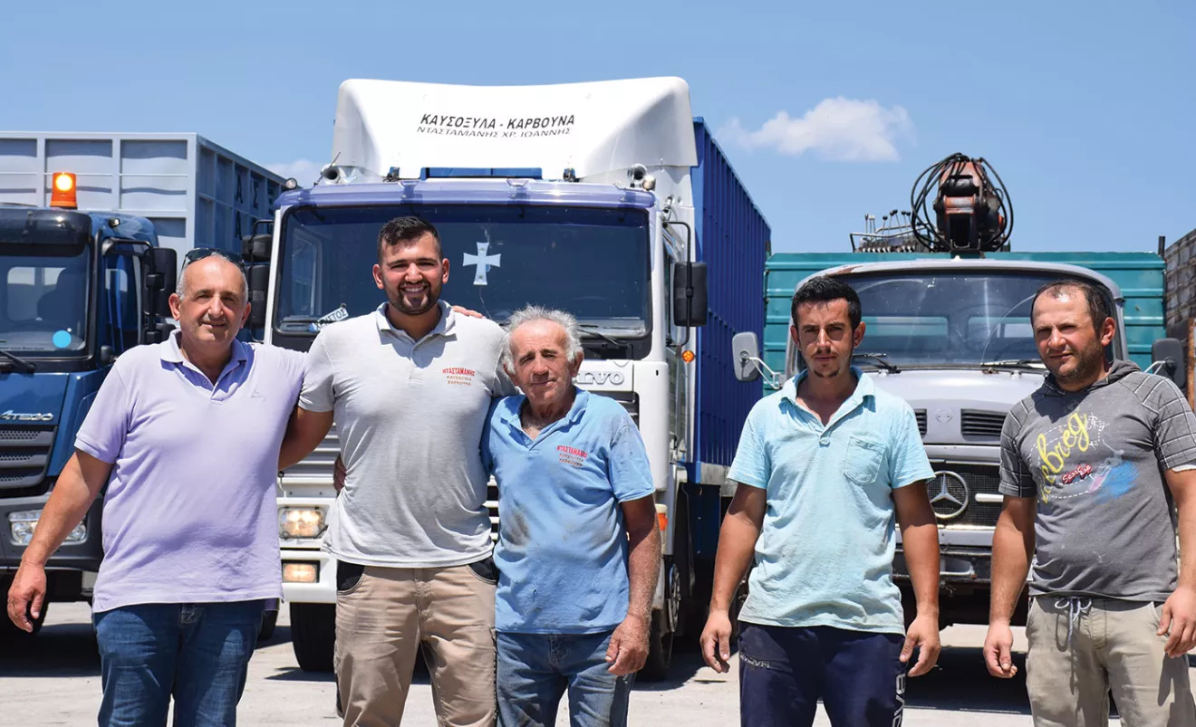 Από αριστερά ο Γιάννης Ντασταμάνης με το γιο του Χρήστο και συνεργάτες της επιχείρησής τους. Από αριστερά ο Γιάννης Ντασταμάνης με το γιο του Χρήστο και συνεργάτες της επιχείρησής τους.