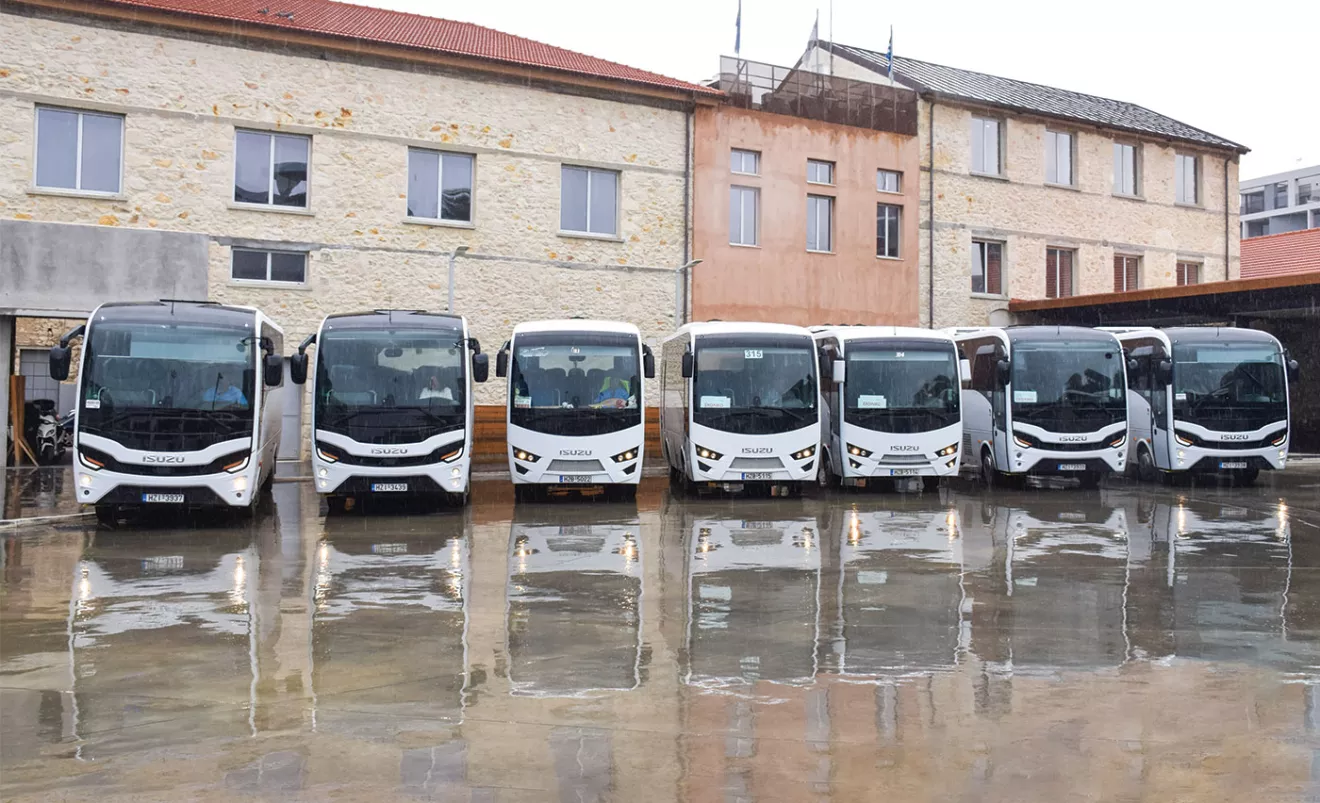 Επτά από τα συνολικά δώδεκα Isuzu στον υπεραστικό σταθμό του ΚΤΕΛ Ηρακλείου. Επτά από τα συνολικά δώδεκα Isuzu στον υπεραστικό σταθμό του ΚΤΕΛ Ηρακλείου.