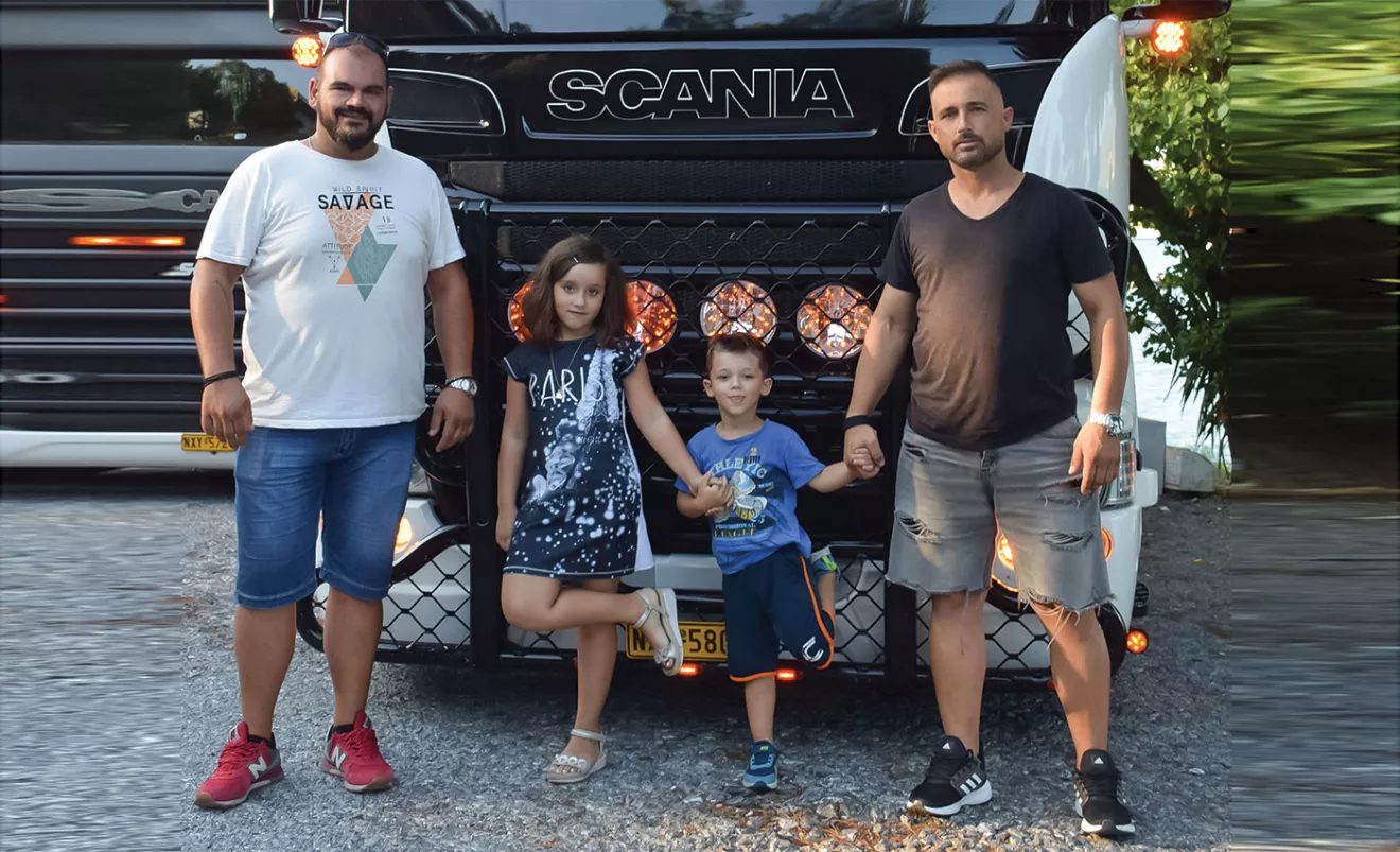 Οι οδηγοί των Scania πάντα παρέα. Αριστερά ο Αργύρης και δεξιά ο Γιάννης. Οι οδηγοί των Scania πάντα παρέα. Αριστερά ο Αργύρης και δεξιά ο Γιάννης.