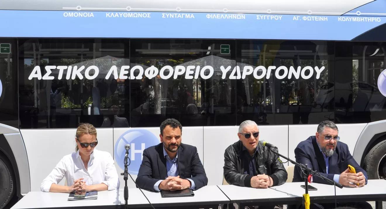 Η τεχνολογία της υδρογονοκίνησης, η οποία «εφαρμόζεται στην Solaris από το 2015», όπως δήλωσε ο Γενικός Διευθυντής της Εταιρείας Θεόδωρος Χατζηπαναγιώτου (δεύτερος από αριστερά), έχει μηδέν αποτύπωμα στο περιβάλλον Η τεχνολογία της υδρογονοκίνησης, η οποία «εφαρμόζεται στην Solaris από το 2015», όπως δήλωσε ο Γενικός Διευθυντής της Εταιρείας Θεόδωρος Χατζηπαναγιώτου (δεύτερος από αριστερά), έχει μηδέν αποτύπωμα στο περιβάλλον