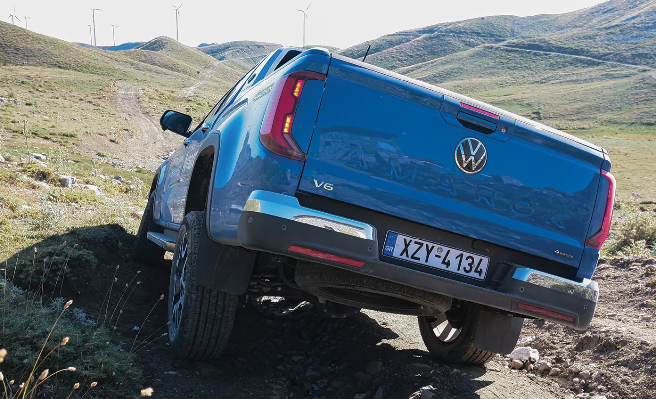 Η γωνία προσέγγισης (29ο) επιτρέπει στο νέο Amarok να κινηθεί σε πολύ δύσκολα τερέν Η γωνία προσέγγισης (29ο) επιτρέπει στο νέο Amarok να κινηθεί σε πολύ δύσκολα τερέν