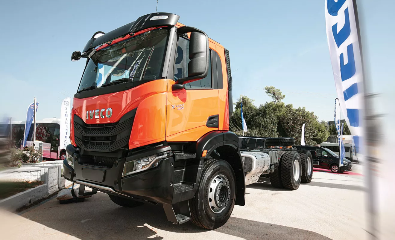 Πρεμιέρα για το θηριώδες Iveco X-Way 570 με υδροστατικό σύστημα Hi-Traction και το τριάξονο X-Way 420 Πρεμιέρα για το θηριώδες Iveco X-Way 570 με υδροστατικό σύστημα Hi-Traction και το τριάξονο X-Way 420